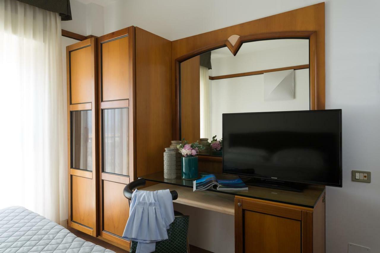 Hotel Continental リミニ エクステリア 写真